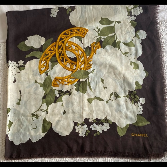 ❤️SOLD❤️ Authentic Vintage Chanel Large Scarf - Picture 3 of 10